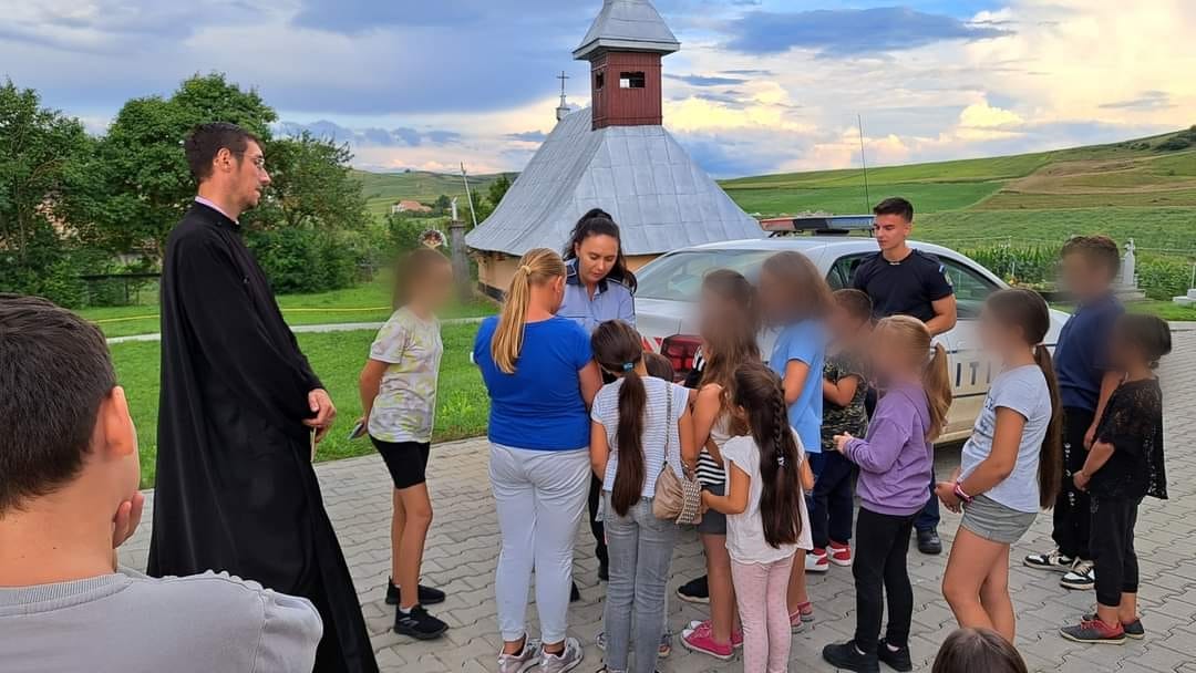 Lecție de educație rutieră oferită de polițiștii clujeni pentru elevii din comuna Frata
