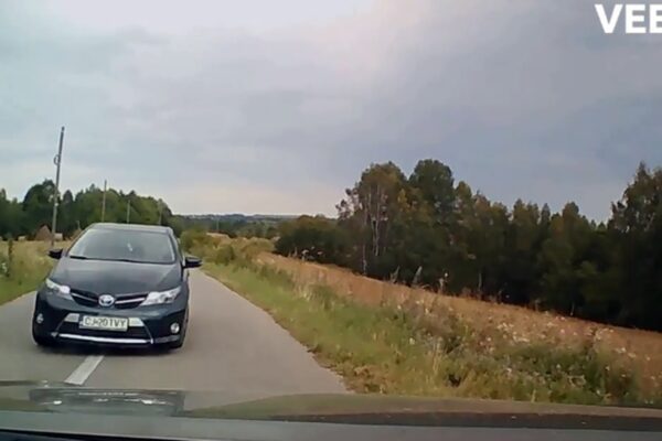 A ieșit în decor pentru a evita impactul frontal. Conducere criminală pe un drum din județul Cluj. VIDEO