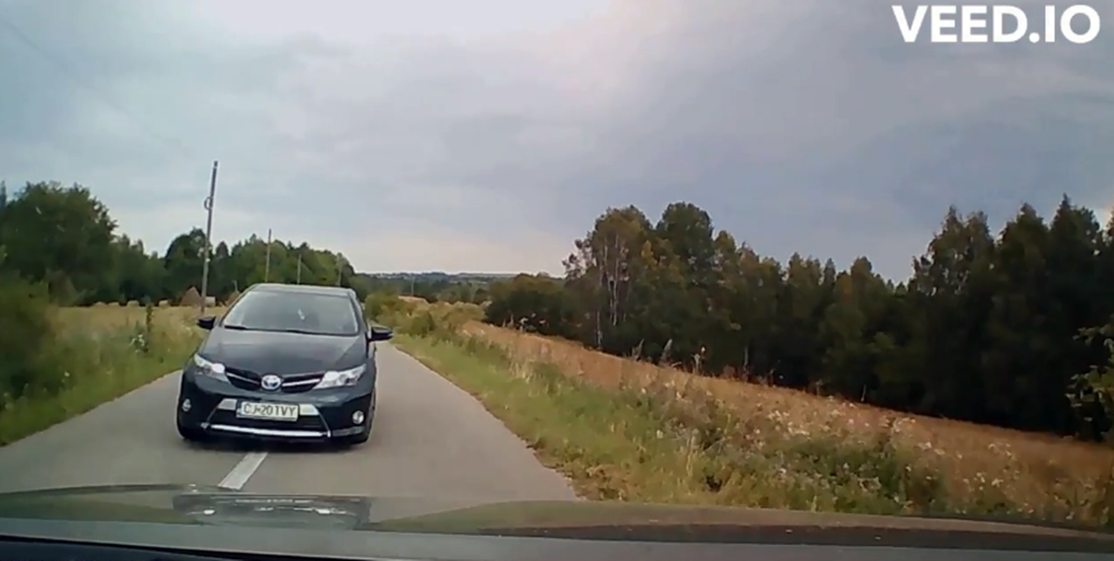A ieșit în decor pentru a evita impactul frontal. Conducere criminală pe un drum din județul Cluj. VIDEO