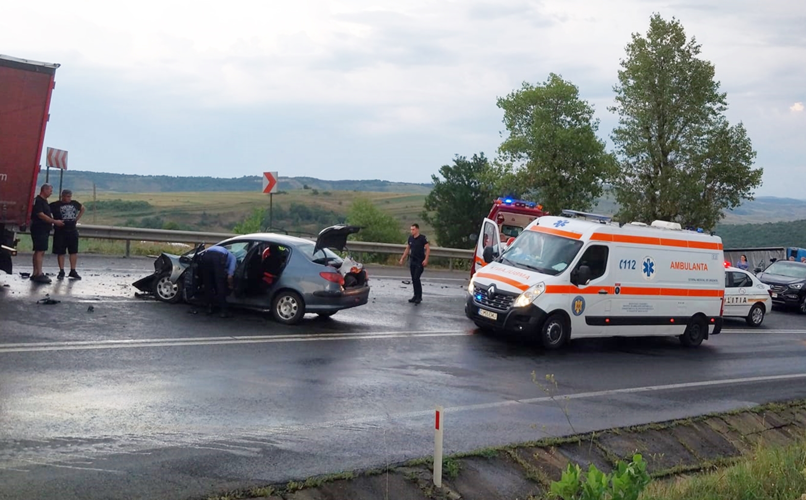 Accident grav ope DN 1, la Dumbrava. O femeie a murit. Sunt implicate un autotren și două autoturisme