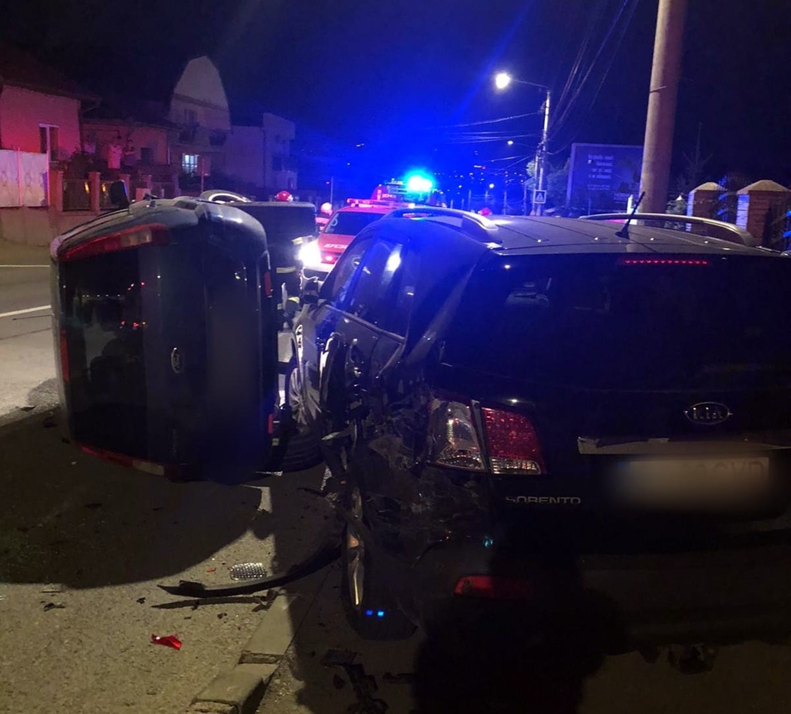 Un autoturism implicat in accident s-a rasturnat.