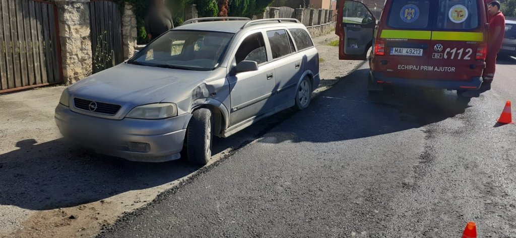 ACCIDENT la Someșu Rece între o mașină și o motocicletă. Una dintre victime a refuzat transportul la spital