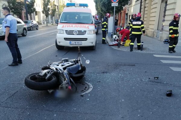 Accident de motocicletă în Cluj Napoca. Pompierii și descarcerarea sunt la fața locului
