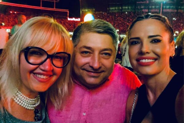 Alin Tișe a adoptat moda Barbie, la Untold. Angajetele Consiliului Județean Cluj s-au distrat pe cinste la festival