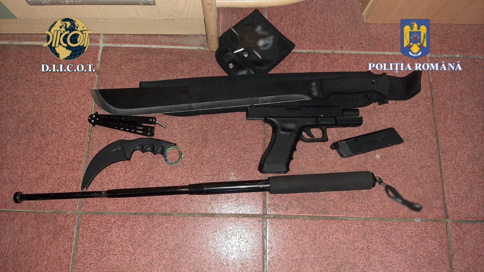 arme de foc și macete au fost gasite la perchezitii