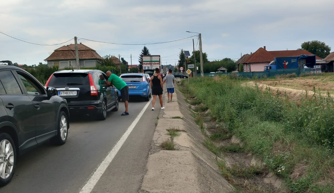 Blocaj rutier în comuna Luna. Șoferii stau de peste două ore în coloană din cauza unor lucrări neanunțate la podul spre autostradă