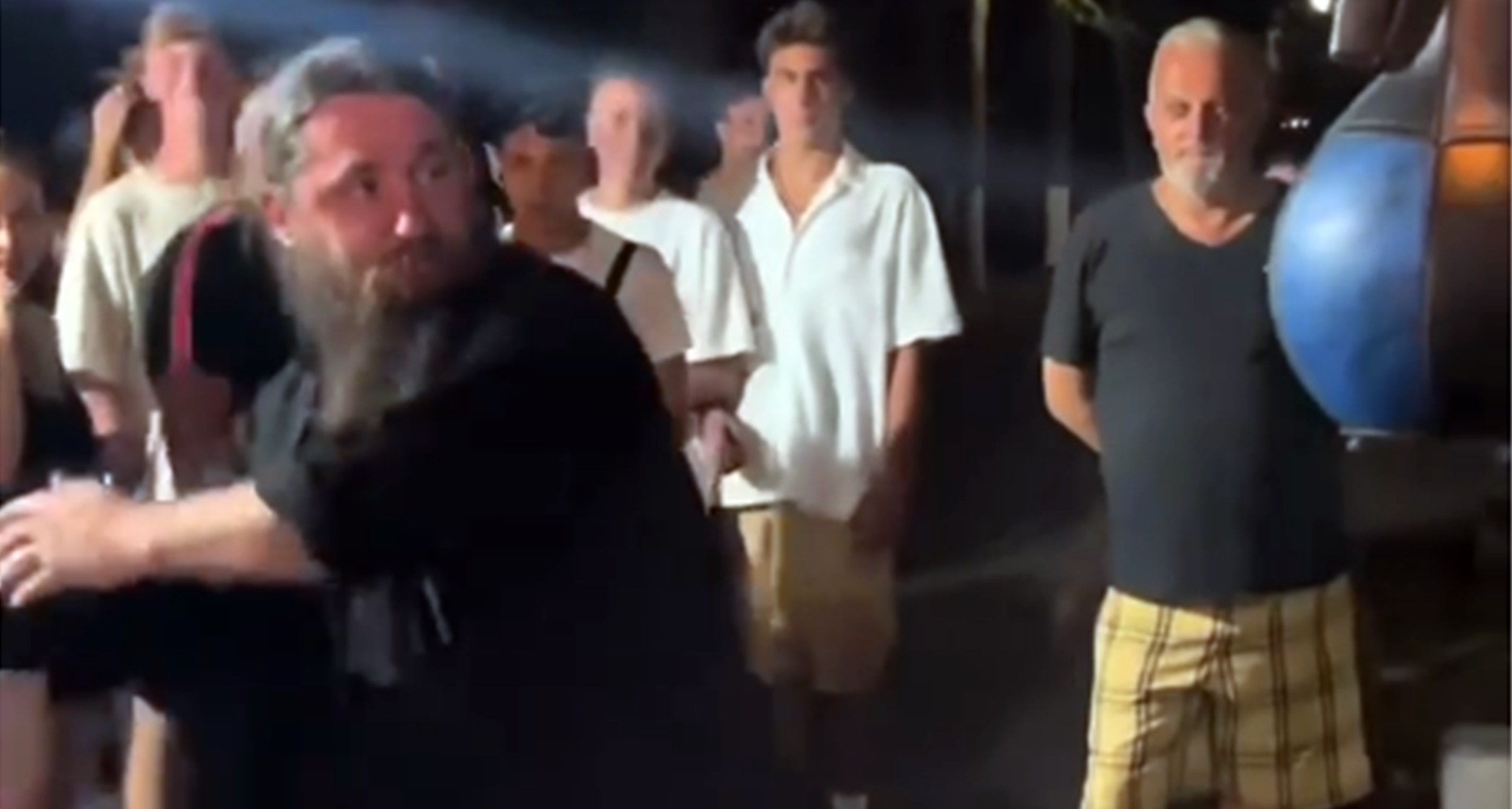 Călugărul boxer. S-a distrat la bâlci și a uimit pe toată lumea. VIDEO!