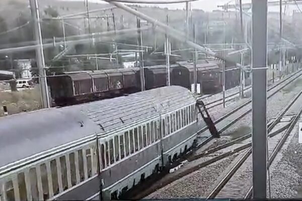 Ușa unui vagon s-a rupt în timpul mersului. CFR Călători minte cu nerușinare VIDEO