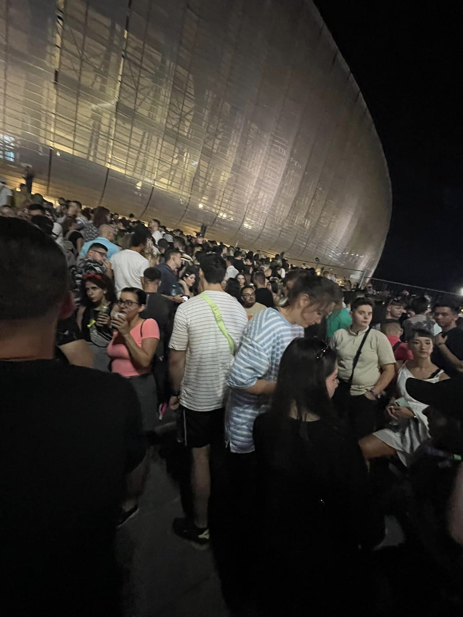 Sute de festivalieri au ramas afara, după ce stadionul a fost inchis.