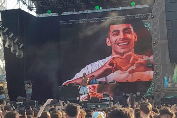 Jandarmeria Cluj s-a făcut din nou de rușine după amenda acordată pentru un act artistic la UNTOLD. Artistul se simte discriminat și va contesta amenda