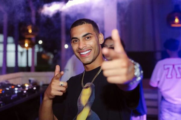 Gheboasa s-a dat în spectacol la UNTOLD. ”Rupe banca, rupe banca”. Mii de tineri au cântat cu frenezie