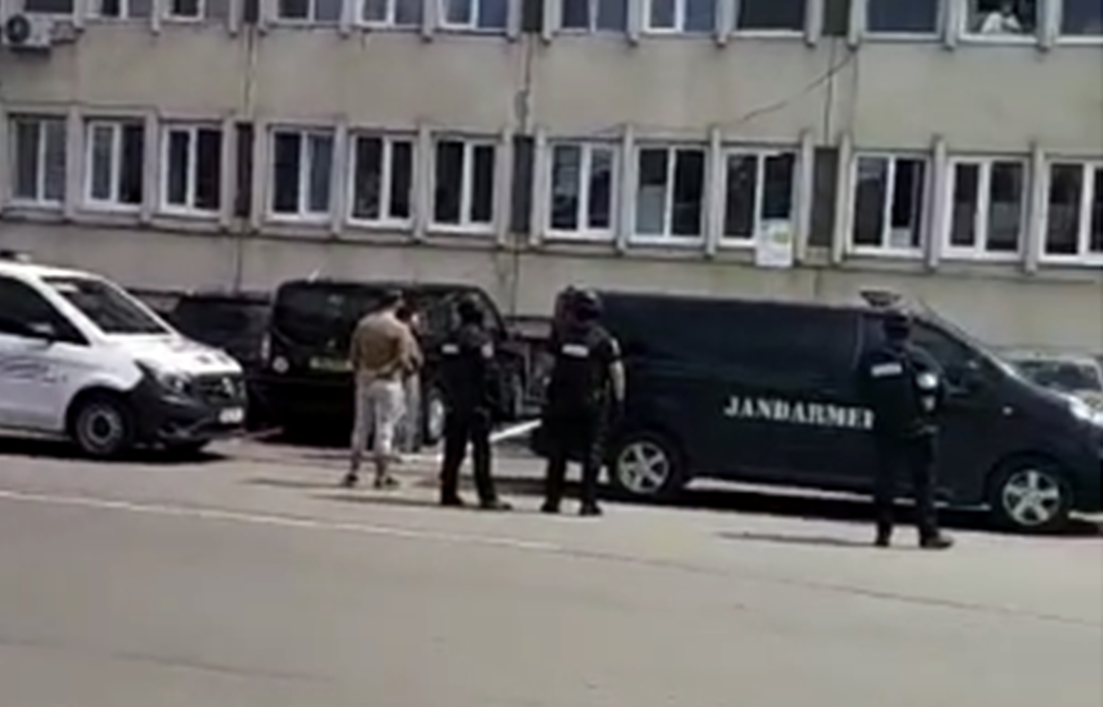 Imagini de la bătaia colectivă din Câmpia Turzii. Au intervenit mascații și jandarmii VIDEO