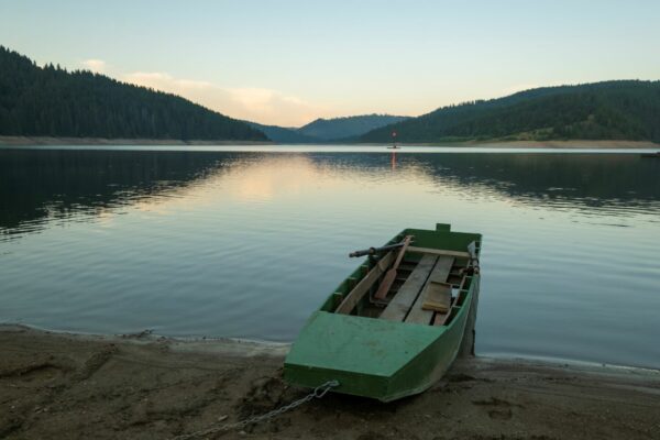 Celebru lac din județul Cluj devenit platou de filmare al unui reality-show internațional! Locația a fost aleasă din 50 de lacuri din lume