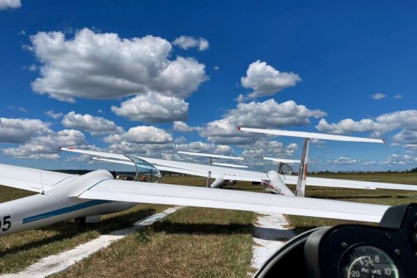 Doi tineri din Cluj sunt campionii României la planorism