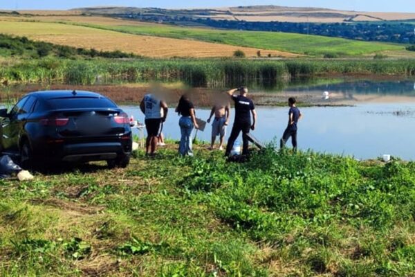 Trei clujeni, printre care și un copil, la un pas de moarte. Li s-a scufundat barca în lacul Rediu