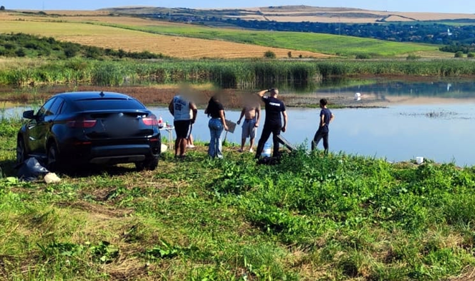 Trei clujeni, printre care și un copil, la un pas de moarte. Li s-a scufundat barca în lacul Rediu