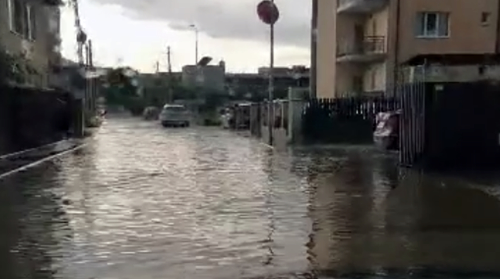 Canalizarea din Florești a ajuns să refuleze la prima ploaie. Oamenii sunt disperați
