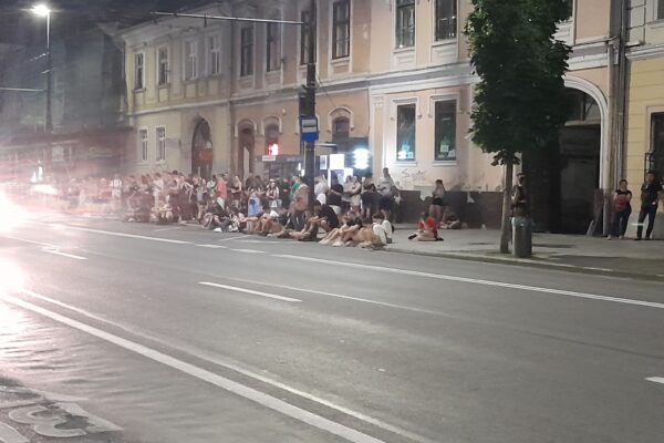 IMAGINEA ZILEI – „Untoldiști” rupți de oboseală așteptând autobuzul. Duduie taximetria și ridesharing-ul la Cluj