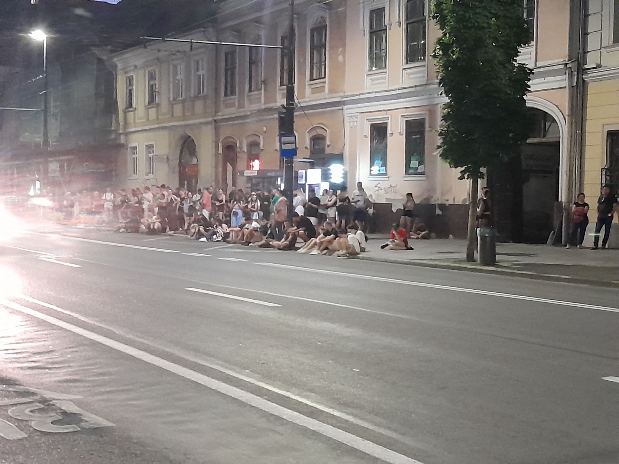 IMAGINEA ZILEI – „Untoldiști” rupți de oboseală așteptând autobuzul. Duduie taximetria și ridesharing-ul la Cluj