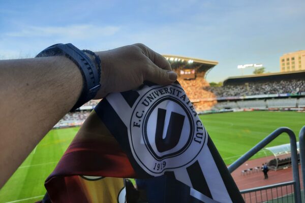 Suporter a lui U Cluj la un pas să fie linșat de ultrașii de la Steaua. Își aștepta copiii și a fost nevoit să apere cu un topor