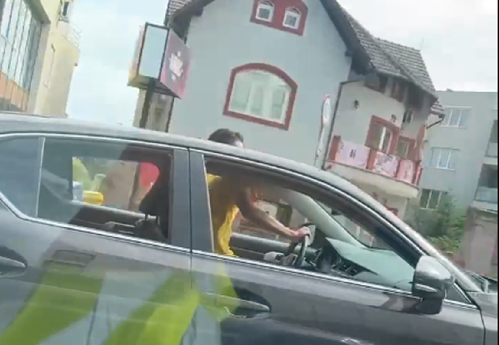 Teribilist pe străzile Clujului. A fost prins de polițiști! A condus mașina sub influența drogurilor? VIDEO