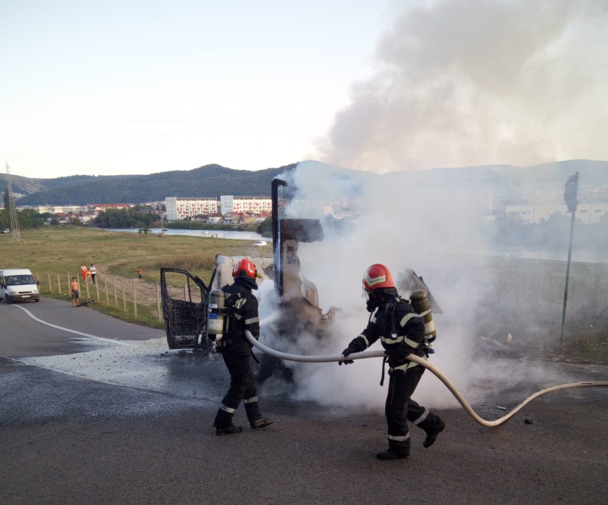 Daună totală. O autoutilitară distrusă complet de un incendiu în Florești. De la ce a pornit?