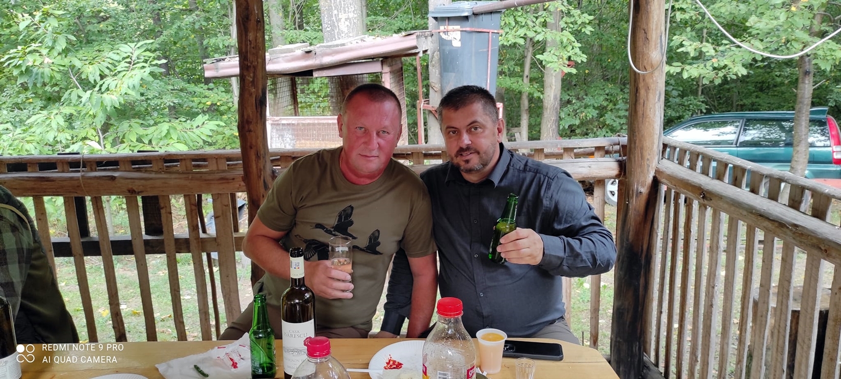 Ioan Morocăzan de la RADP Cluj, dreapta, cu o bere in mână.