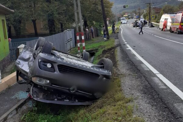 Accident grav la Ciucea. Opt persoane rănite, între care și trei copii. Este implicat și un motociclist