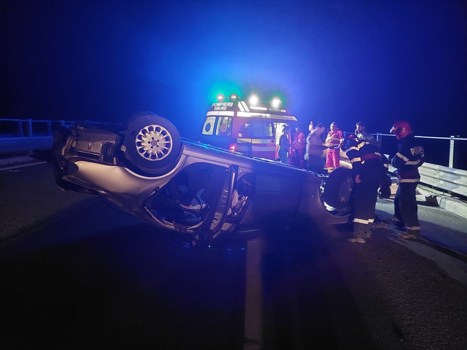 Autoturismul implicat în accident s-a răsturnat.