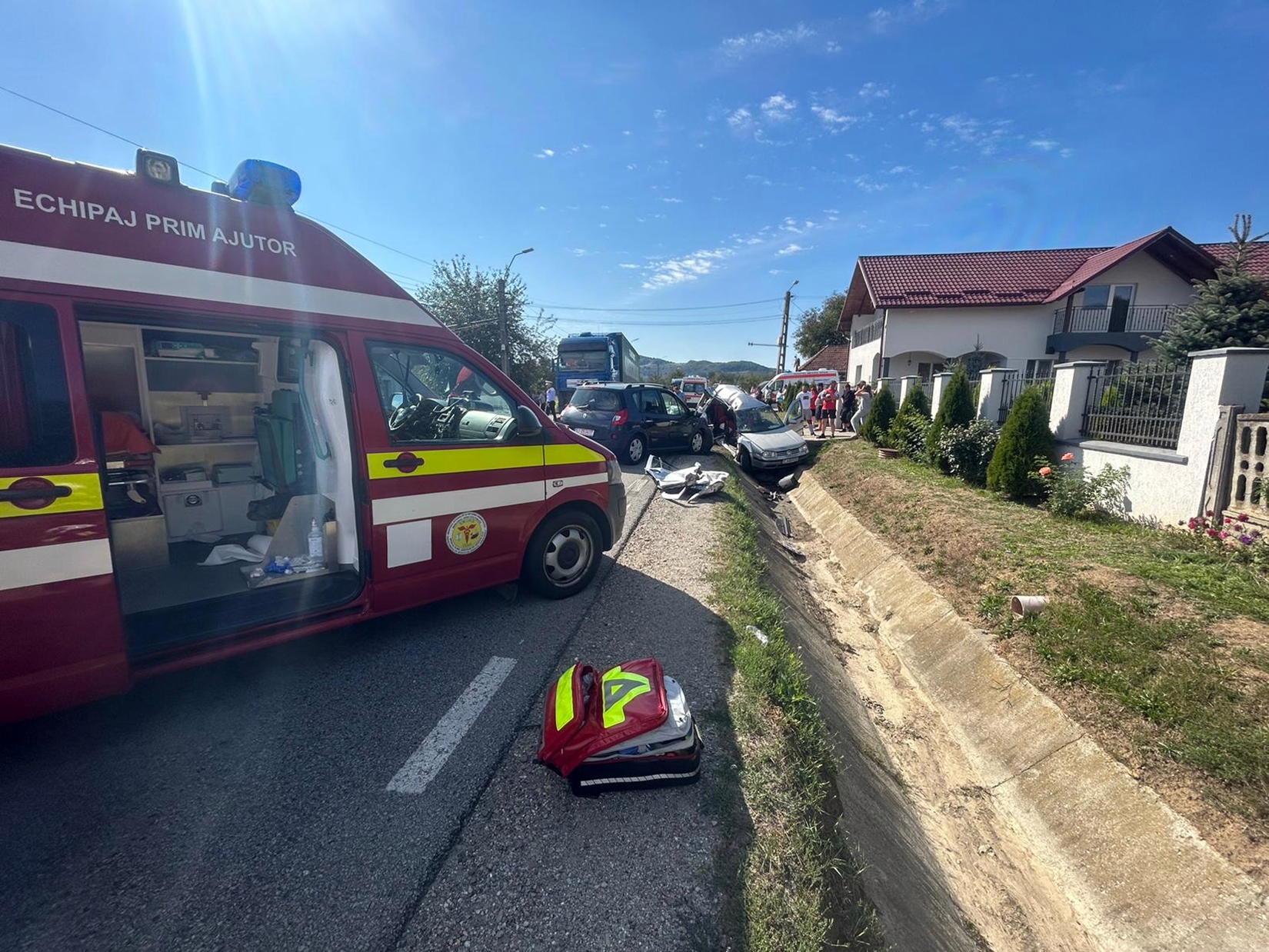 Autotrenul a lovit autoturismul care circula regulamentar, din spate.