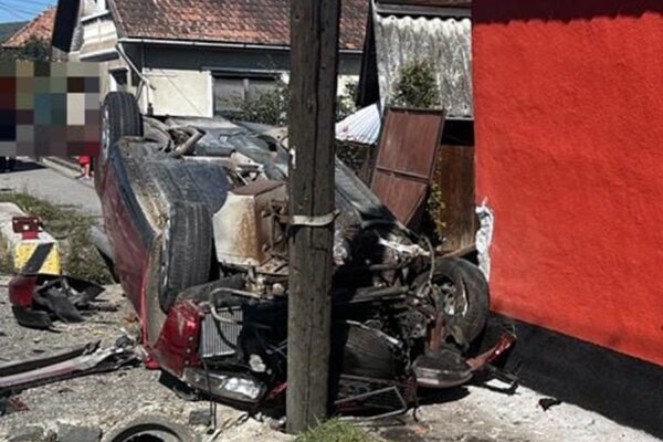Accident grav la Poieni, Cluj, pe DN1. Pasagerii au scăpat ca prin minune
