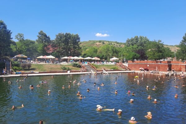 Bălăceala continuă la Băile Cojocna. Tarifele sunt mai mici în septembrie