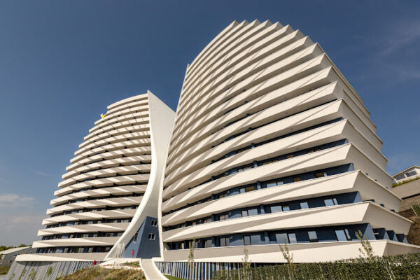 Tâlhărie în blocurile Wings. A intrat peste un om în casă și l-a amenințat