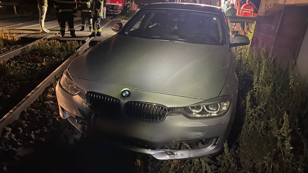 Cum arată BMW-ul lovit de tren, la Jucu! Șoferița a trecut calea ferată fără să respecte Codul Rutier