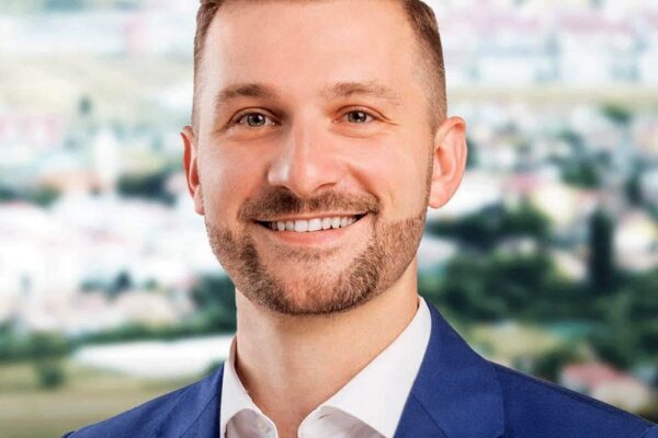 Primarul din Florești, Bogdan Pivariu își construiește o ditamai vila. Doar gardul este cât un apartament în comuna pe care o conduce