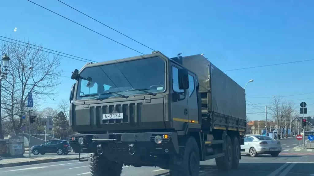 Un camion militar a fost implicat într-un accident, la Gilău. Patru persoane sunt rănite