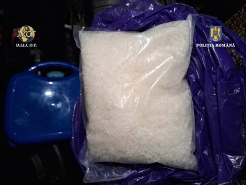 Un kilogram de cristale a fost descoperit in masina traficantei.