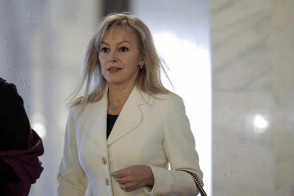 ”Aghiotanta” lui Boc șochează România. A ajuns unul dintre cei mai bine plătiți bugetari