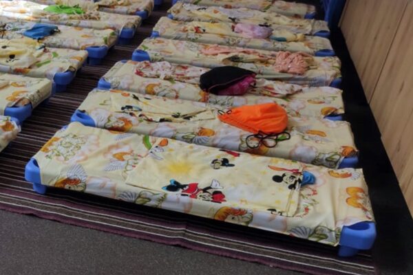 Bătaie de joc la Apahida. Zeci de copii sunt obligați să doarmă pe jos în grădinița de un milion de euro