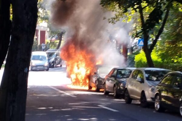 Un incendiu a cuprins două autoturisme. Pompierii sunt la fața locului! VIDEO