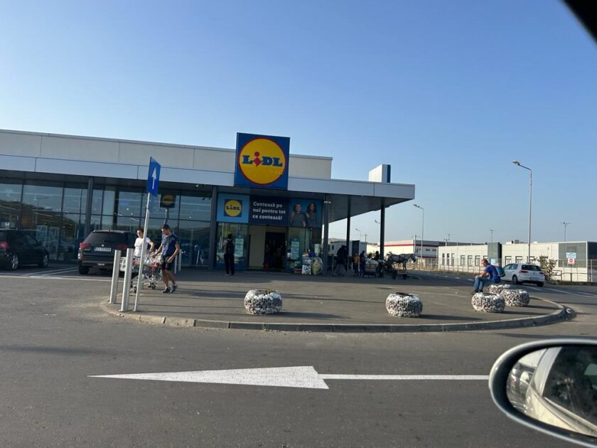 Magazinul LIDL din Apahida luat cu asalt de reciclatorii de ocazie