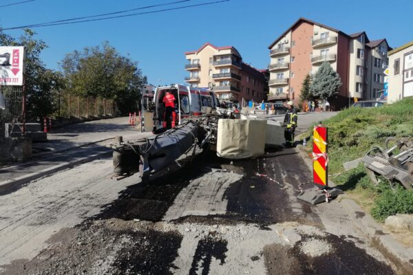 S-a răsturnat cu mașina de frezat. Un muncitor din Cluj a fost transportat la spital
