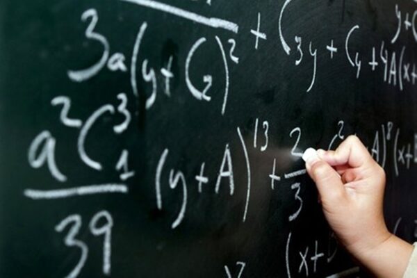 Mesajul unei profesoare de matematică. ”Nu vreți mă să învățați nimic, de aia sunteți proști. Asta nu e școală. Asta e porcărie ce e aici”