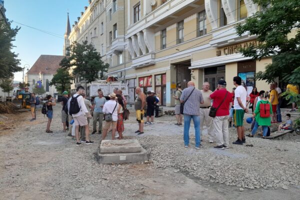 PROTEST anemic al „civicilor” în centrul Clujului. O mână de oameni s-au adunat la o poveste pe strada Universității – VIDEO