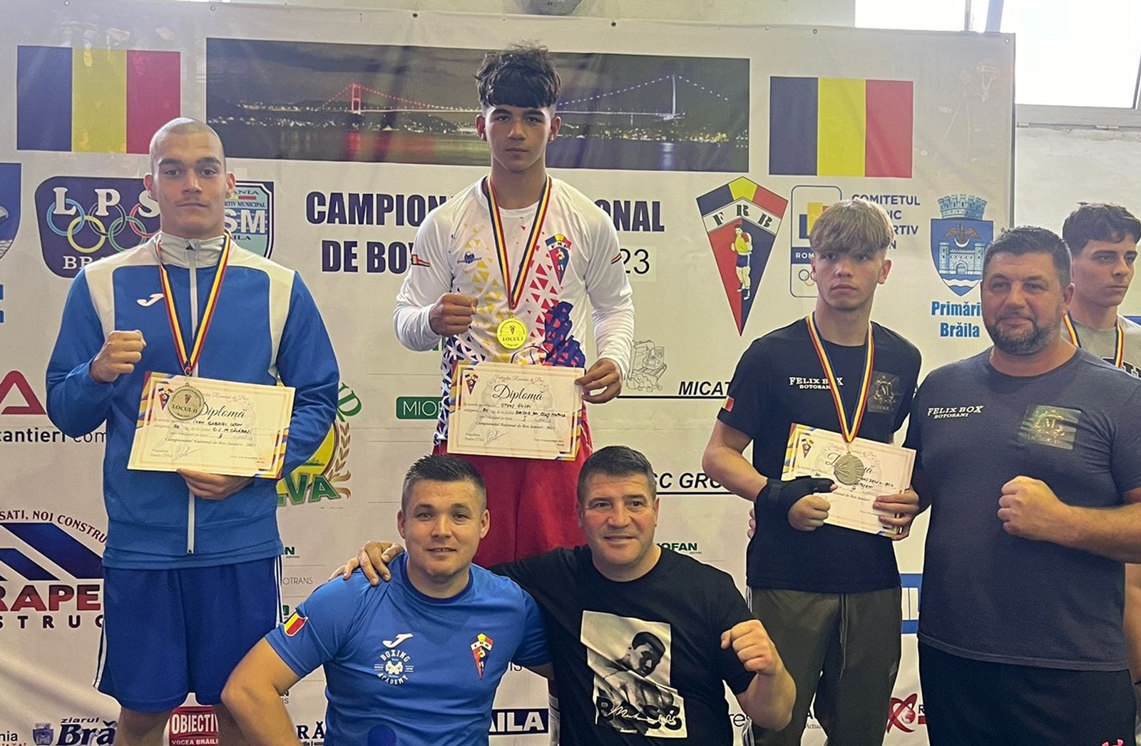 Elisei Otvos (centru) a obținut titlul de campion național la box.