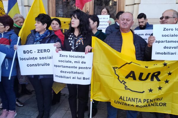 Emil Boc asaltat de protestarii de la AUR. Clujenii i-au adus aminte de marile promisiuni neindeplinite