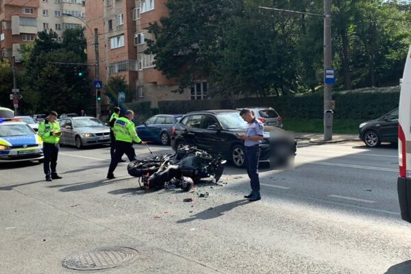 Un motociclist a fost grav rănit. A forțat intrarea într-o intersecție aglomerată