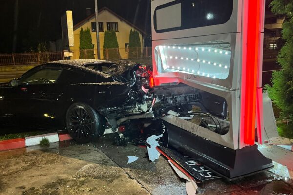 ACCIDENT GRAV pe Calea Turzii. Un autoturism s-a înfipt în panoul unei benzinării – FOTO