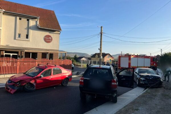 ACCIDENT GRAV cu trei mașini la Gilău. A intervenit descarcerarea