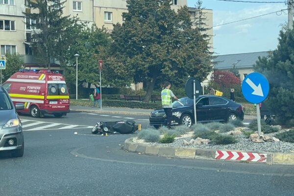 ACCIDENT între o mașină și un scuterist în sensul giratoriu de pe Observatorului